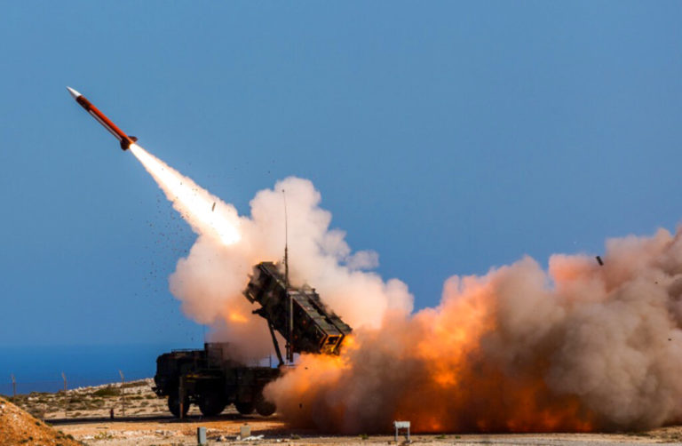 Πύραυλοι του Ισραήλ έπληξαν στρατιωτική βάση στο Ιράν