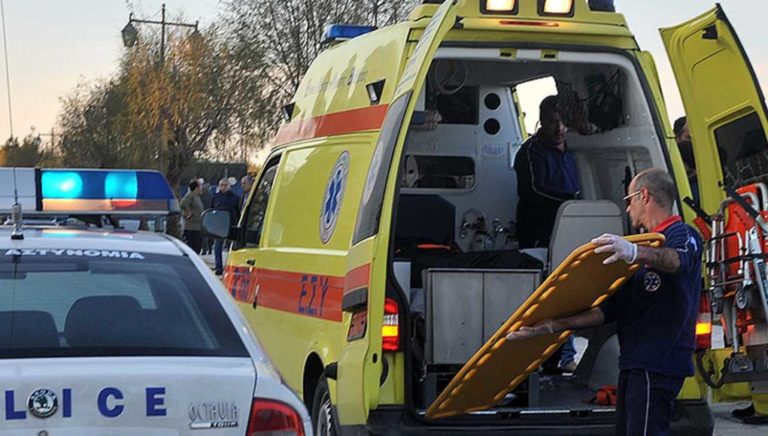 Σύγκρουση δικύκλου με όχημα στο κέντρο – Στο νοσοκομείο ο αναβάτης