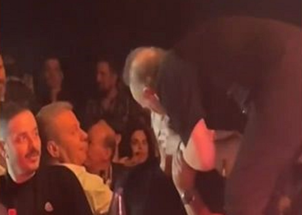 Ο Σταμάτης Γονίδης φίλησε στο στόμα τον Ζαφείρη Μελά! (VIDEO)