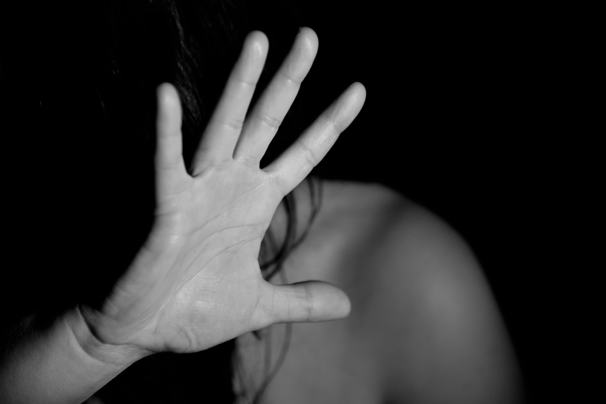 Φρίκη στον Δήμο Δέλτα: Άνδρας χτύπησε και βίασε την εν διαστάσει σύζυγό του