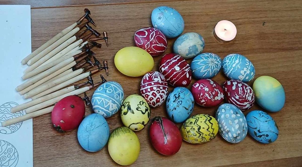 Τα παιδιά της Ουκρανίας ζωγραφίζουν πασχαλινά αυγά με Pysanka